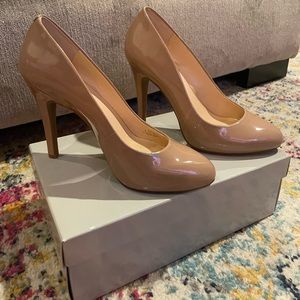 Jessica Simpson nude patent leather pumps